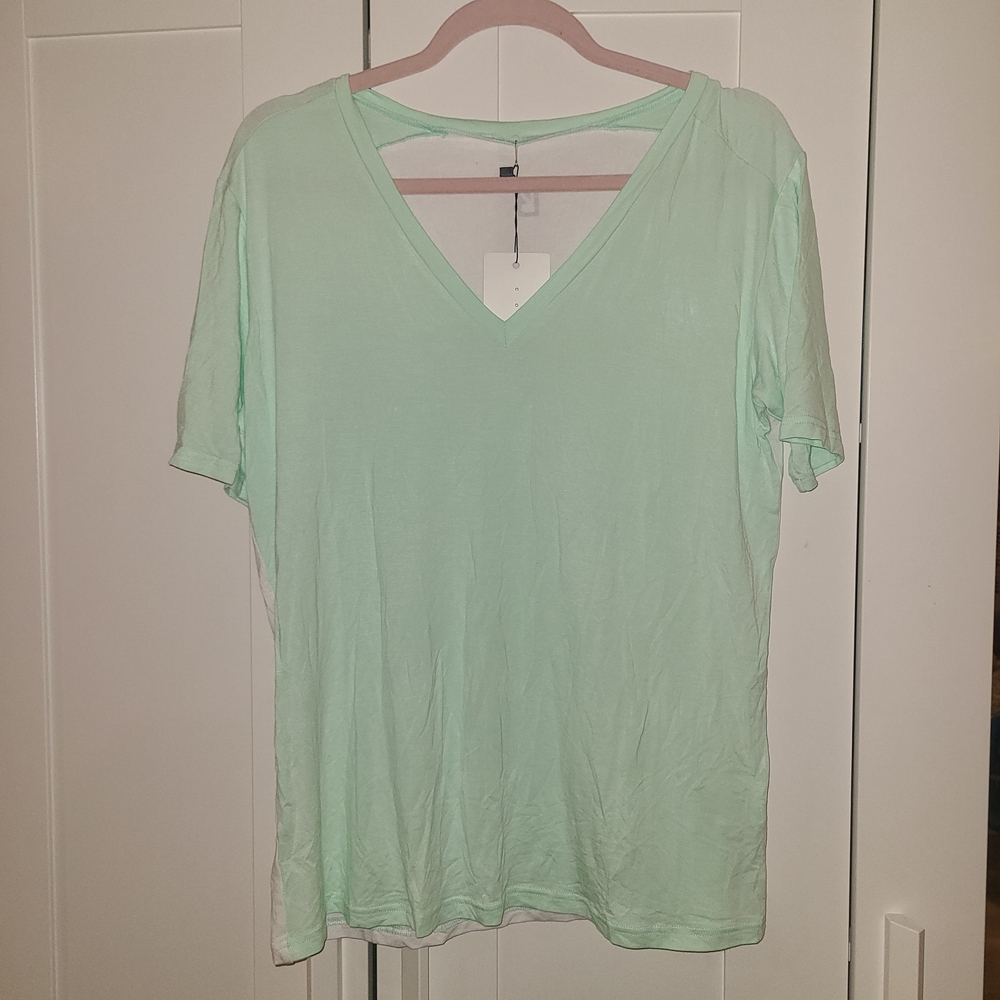 NWT BuffBunny Mint Green/White Short Sleeve Stretchy Lightweight Tee XL